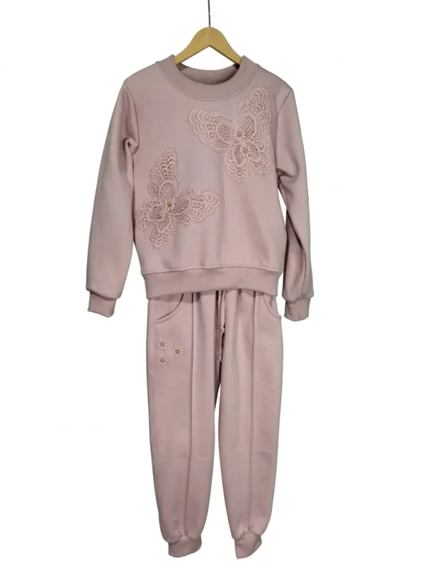 conjunto3_0 Conjunto "Butterfly Dream" – Buso Rosa con Mariposas en Encaje y Jogger Premium