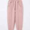 conjunto3_2 Conjunto "Butterfly Dream" – Buso Rosa con Mariposas en Encaje y Jogger Premium