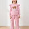 conjunto4 Conjunto "Love Bear" – Buso Rosa con Volantes y Pantalón Cargo Urbano