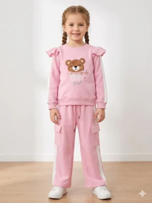 conjunto4 Conjunto "Love Bear" – Buso Rosa con Volantes y Pantalón Cargo Urbano