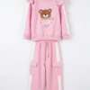 conjunto4_0 Conjunto "Love Bear" – Buso Rosa con Volantes y Pantalón Cargo Urbano