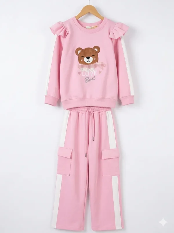 conjunto4_0 Conjunto "Love Bear" – Buso Rosa con Volantes y Pantalón Cargo Urbano