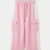 conjunto4_1 Conjunto "Love Bear" – Buso Rosa con Volantes y Pantalón Cargo Urbano